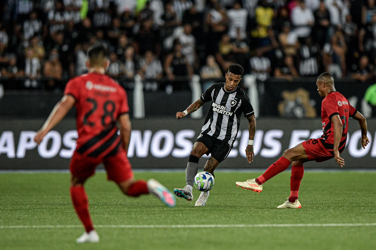 Tiquinho Soares volta ao time do Botafogo contra o Athletico