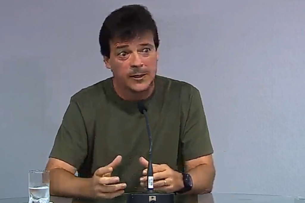 Fernando Diniz é um dos nomes cotados para assumir o Fluminense, após demissão de Mano Menezes