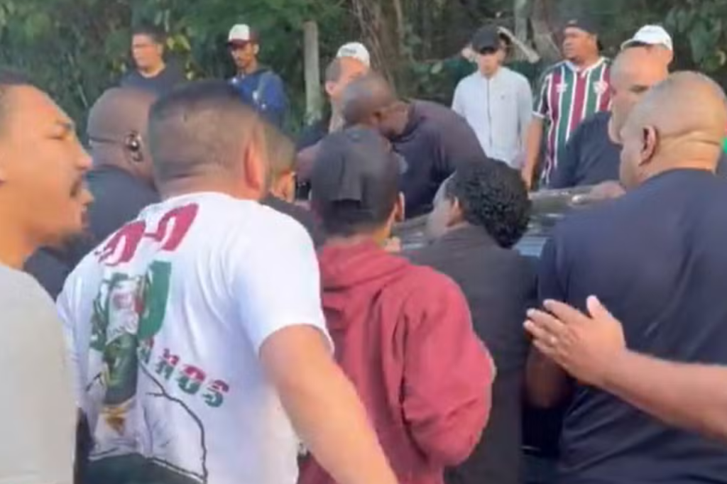 Fluminense tem protesto na porta do ct