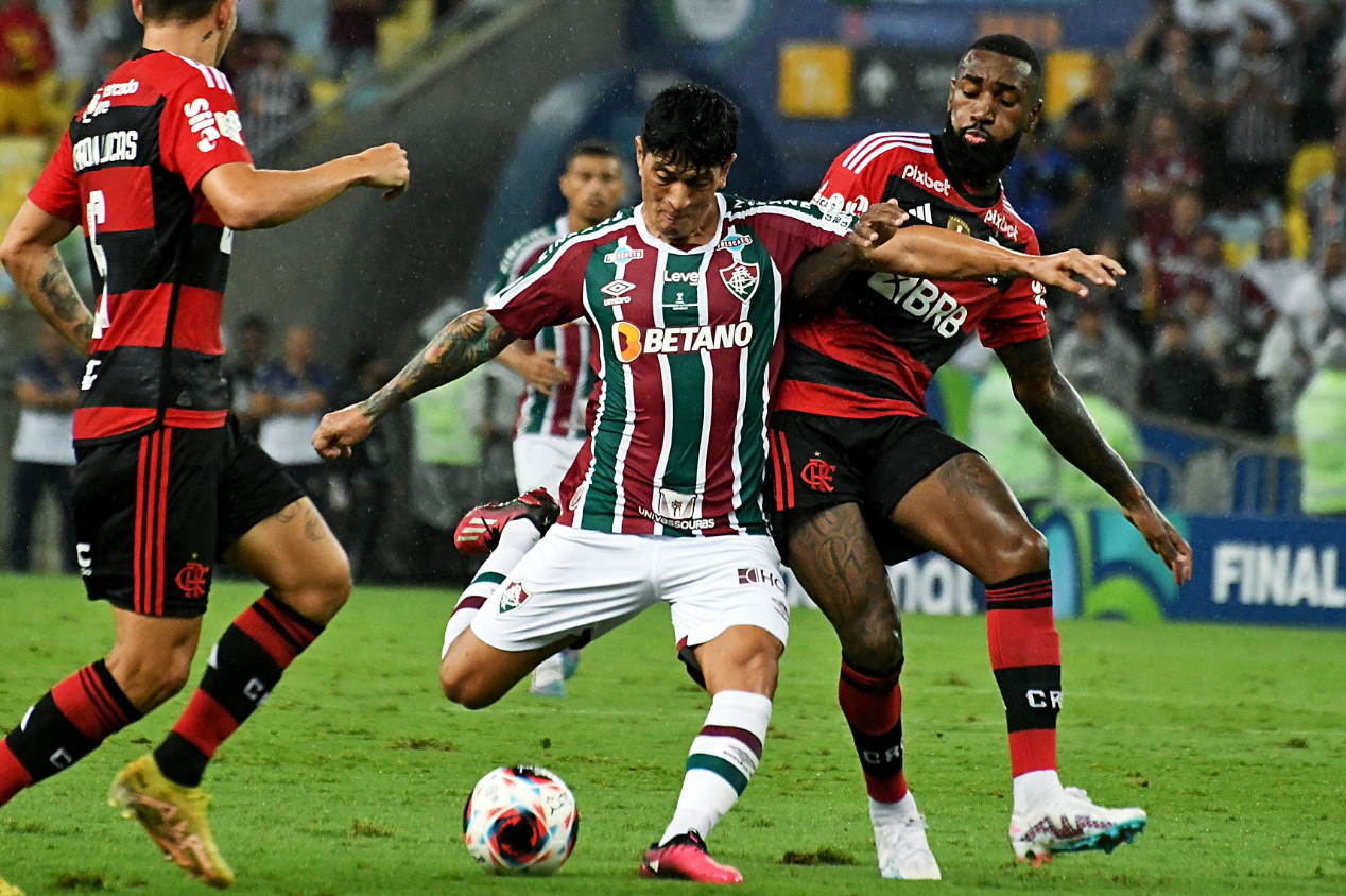 Germán Cano em ação pelo Fluminense no clássico contra o Flamengo