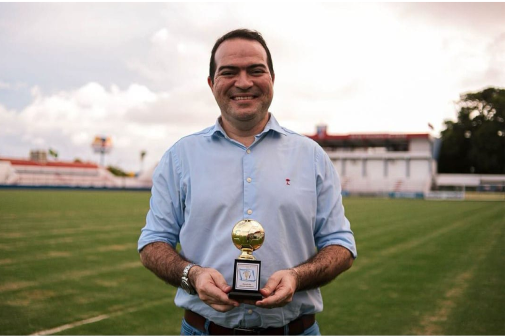 Marcelo Paz é observado pelo Corinthians