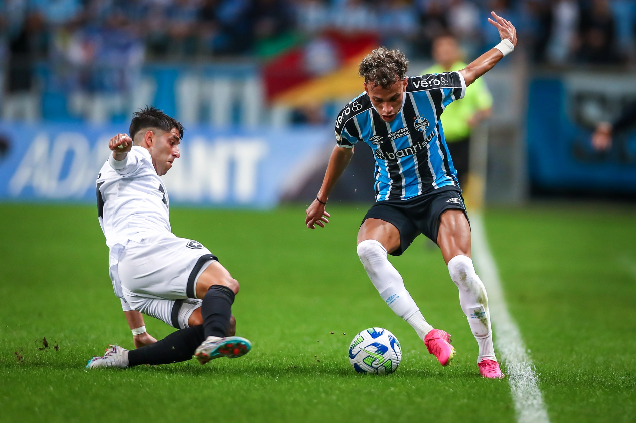 Tiquinho Soares em ação pelo Grêmio