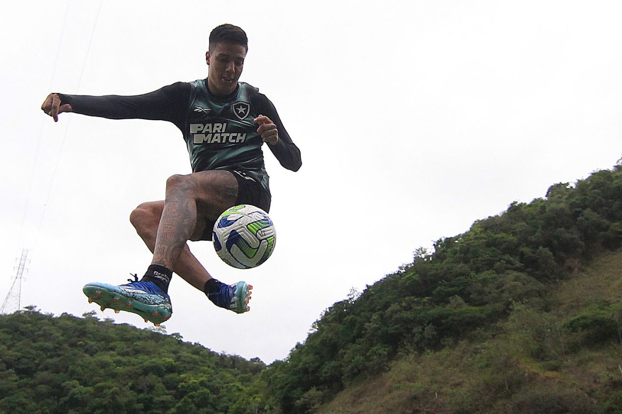 Carlos Alberto volta ao Botafogo após empréstimo e será avaliado por Artur Jorge