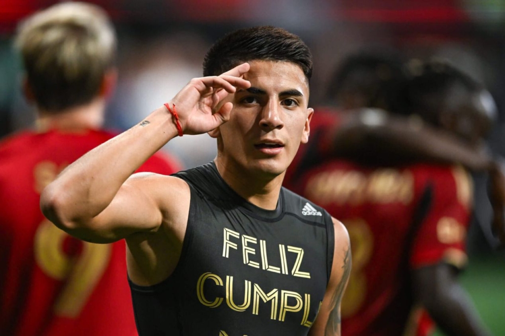 Saiba o que falta para Thiago Almada ser jogador do Botafogo