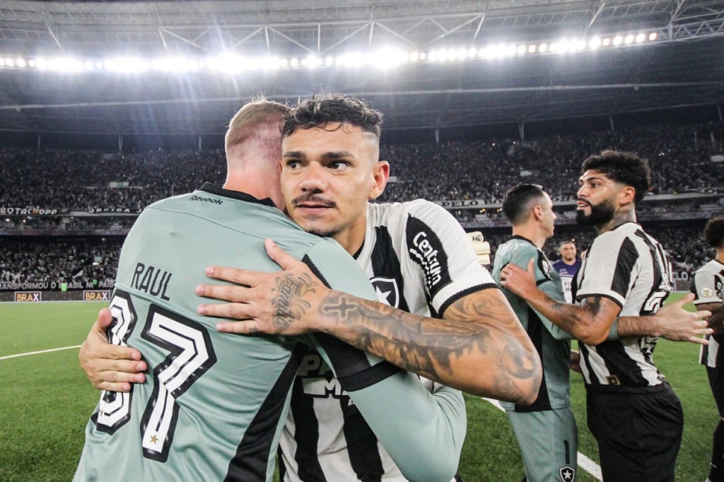 Tiquinho Soares irá desfalcar o Botafogo contra o Grêmio pelo Brasileirão