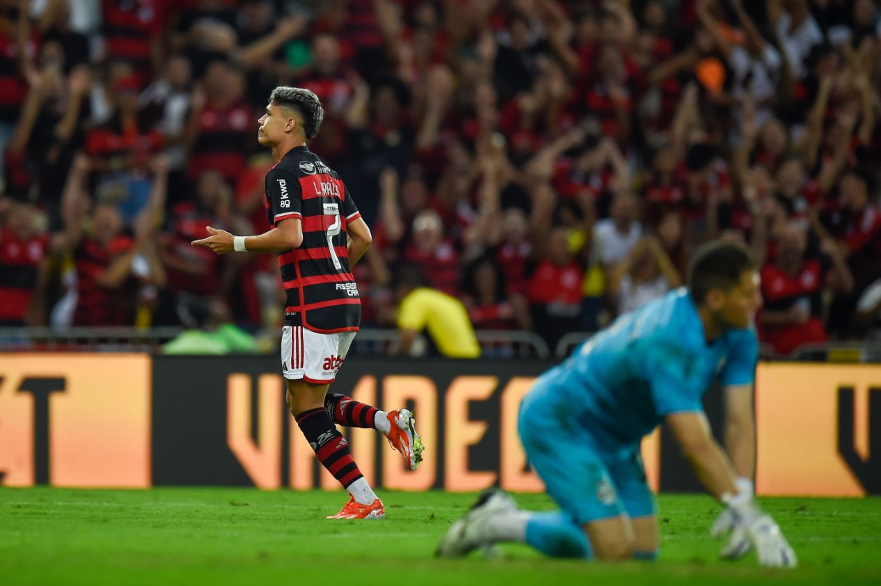 Luís Araújo foi o herói do Flamengo na vitória sobre o Grêmio. Atacante saiu do banco de reservas para mudar a história do confronto