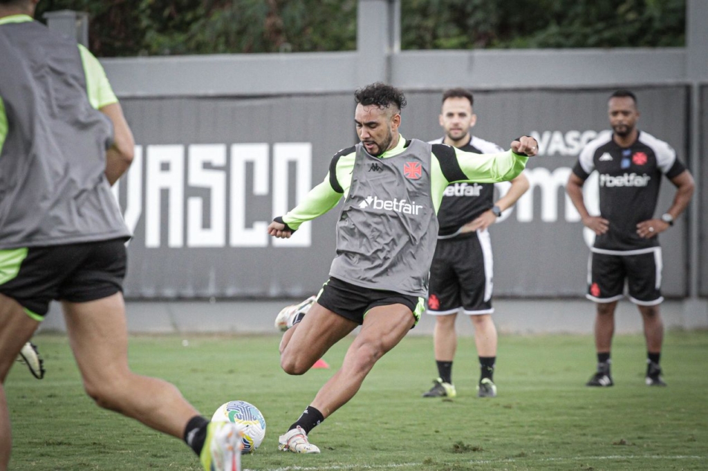 Vasco já admite liberar Dimitri Payet, que passa por fritura no clube