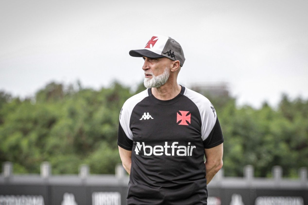 Vasco: Álvaro Pacheco ainda não decidiu time que pega o Flamengo