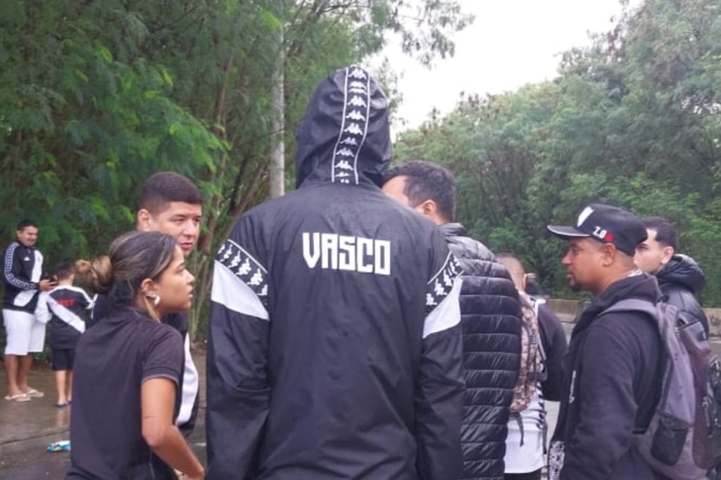 Torcedores protestam no CT Moacyr Barbosa antes de treino do Vasco