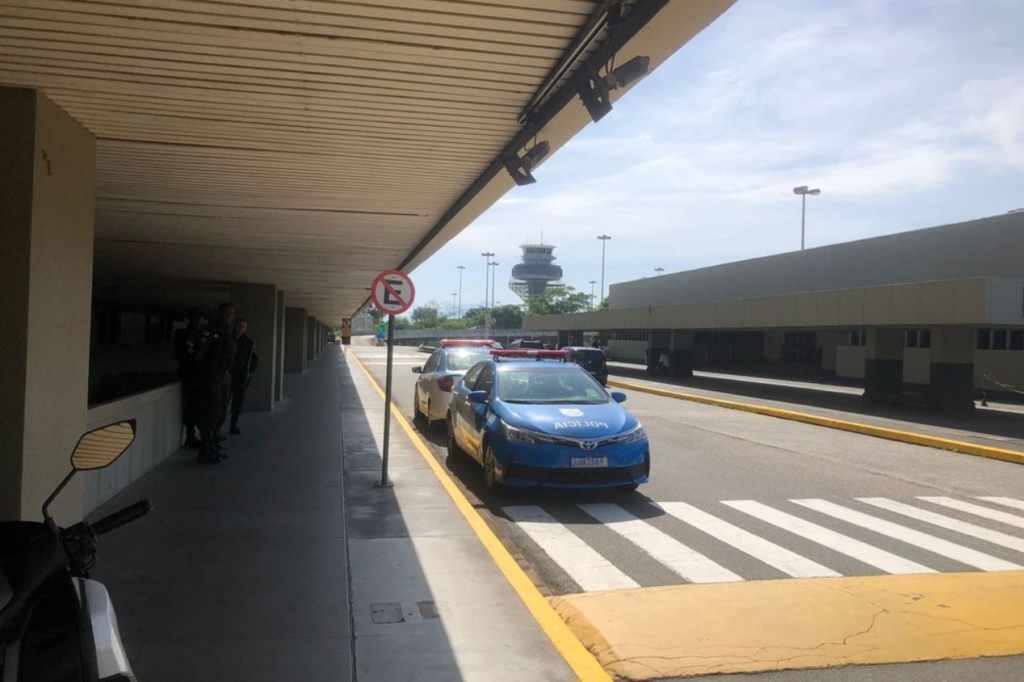 Vasco é recebido no Galeão com protesto de torcedores