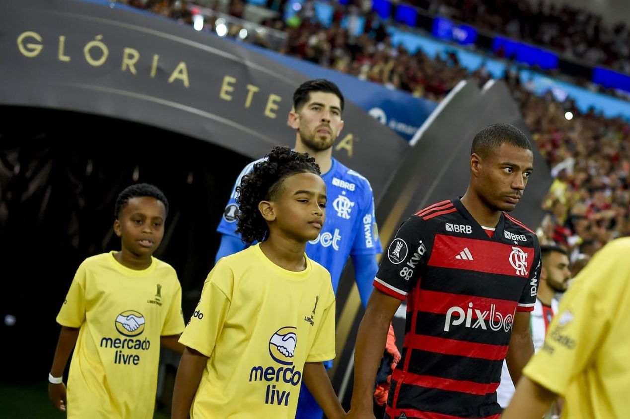 Flamengo recebe proposta oferta de clube inglês por titular, recusa e estabelece condição para negócio
