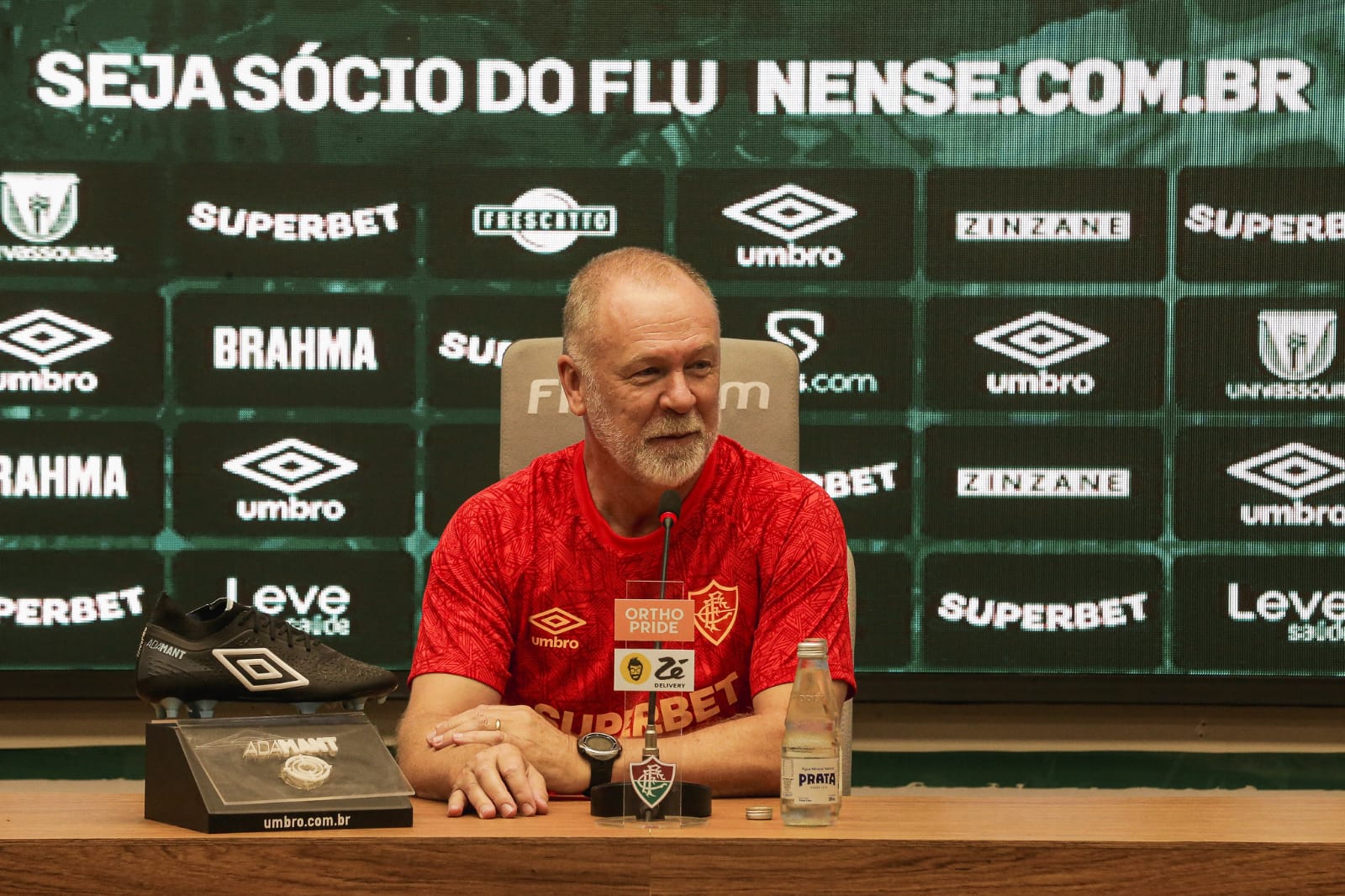 Mano Menezes em ação pelo Fluminense