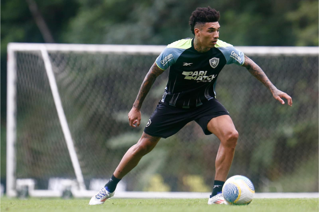 Igor Jesus já treina com o Botafogo
