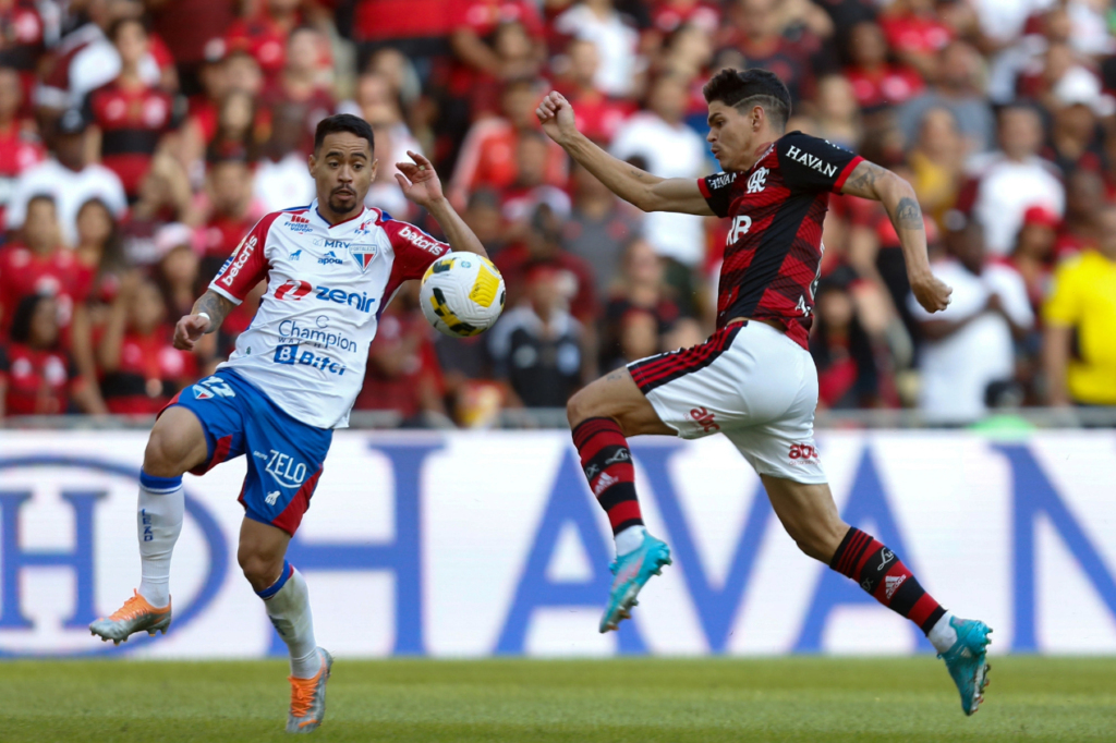 Flamengo joga para se manter na liderança