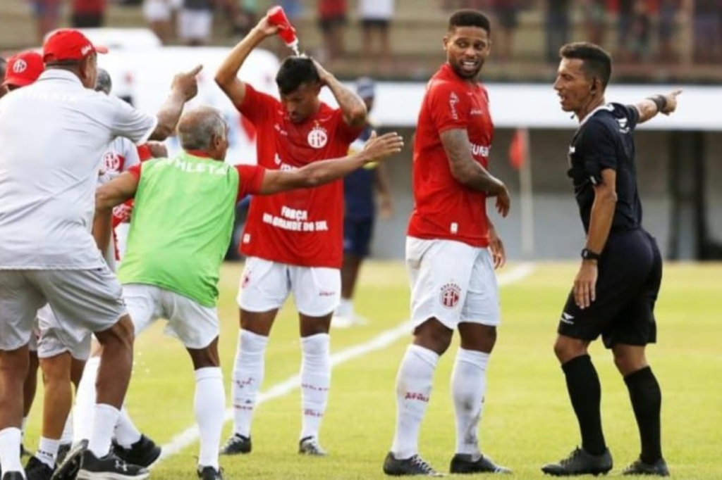 Romário define planejamento no America