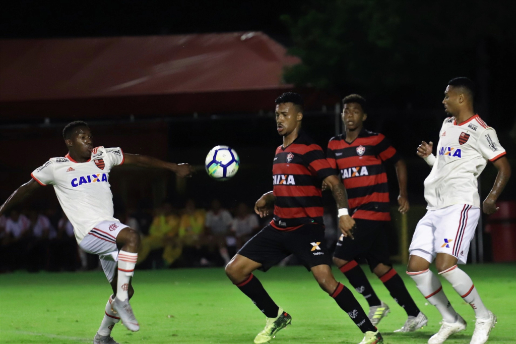 Flamengo visita o Vitória no Barradão
