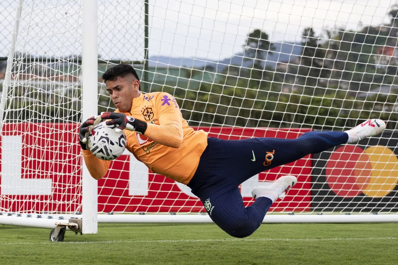 Manchester City pode perder Éderson e mira goleiro Mycael Pontes, do Athletico