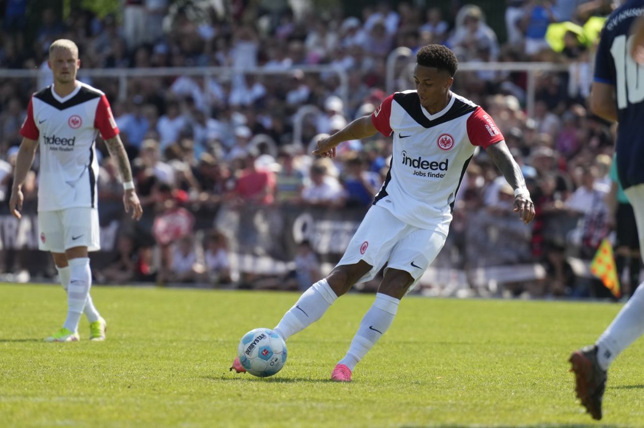 Tuta no Botafogo: saiba salário, contrato e multa rescisória do zagueiro do Eintracht Frankfurt