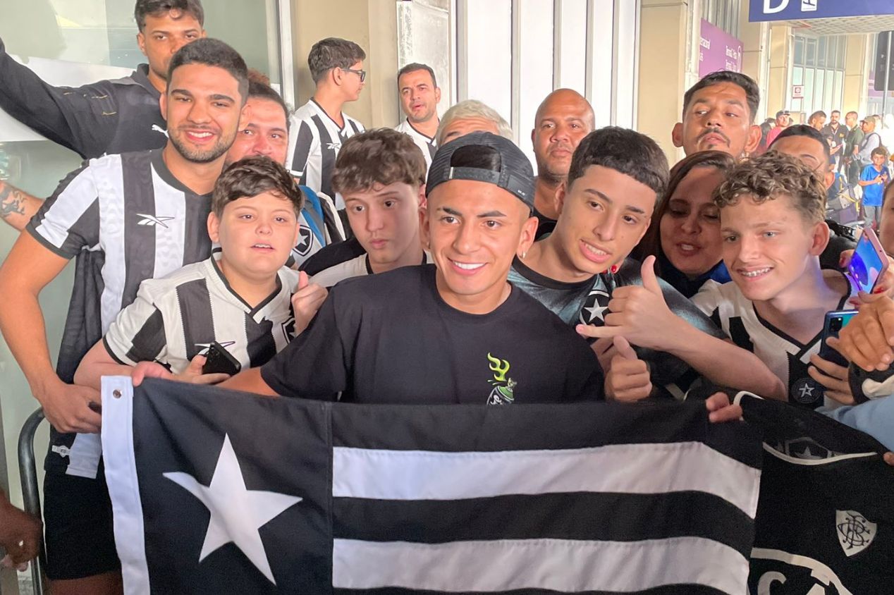Thiago Almada chega ao Brasil para ser apresentado pelo Botafogo