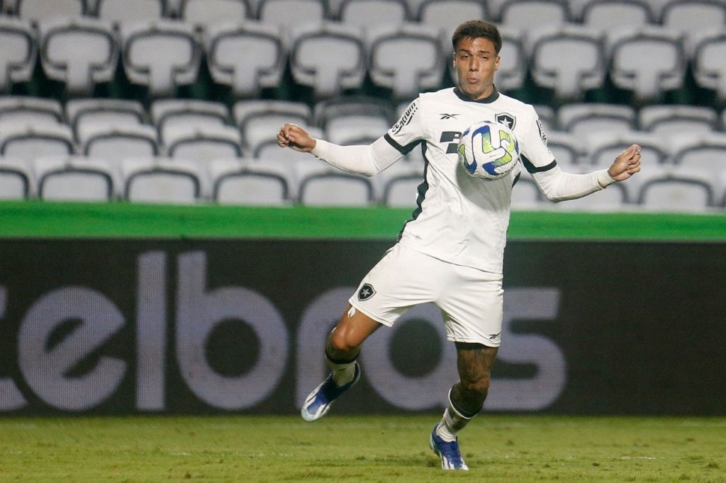 Botafogo acerta empréstimo do atacante Carlos Alberto para clube português