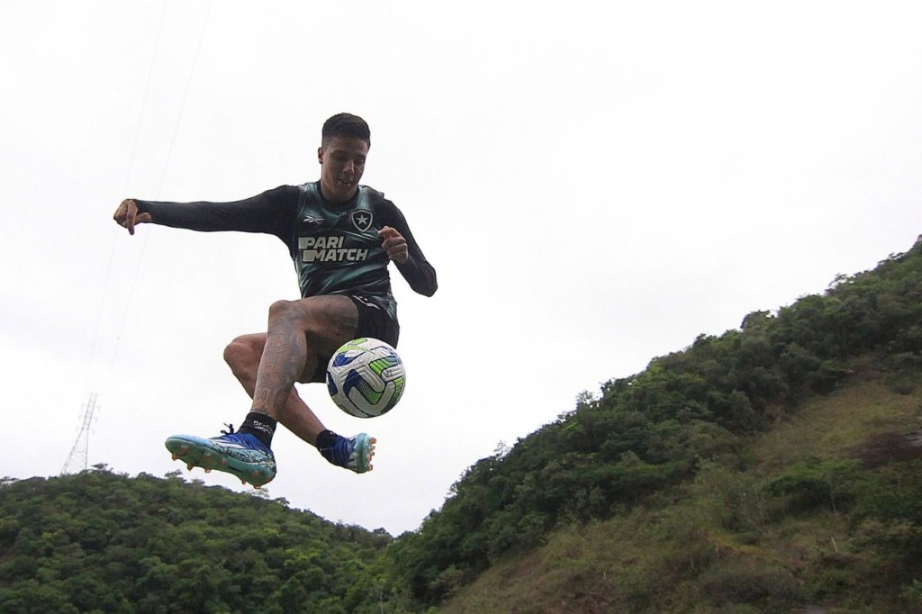 Botafogo desiste de emprestar Carlos Alberto para clube português; entenda