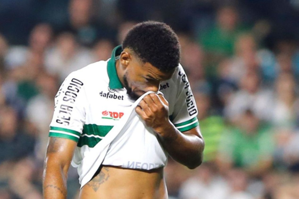 Bruno Viana volta ao Coritiba após passagem pela Arábia Saudita e aguarda novo empréstimo