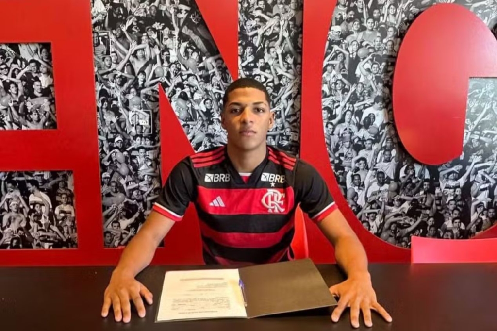 Flamengo contrata atacante de 16 anos por empréstimo e com opção de compra; saiba valores