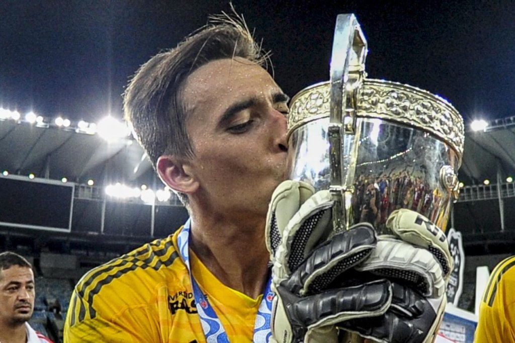 Sem clube, César, ex-Flamengo, entra na mira de clube português