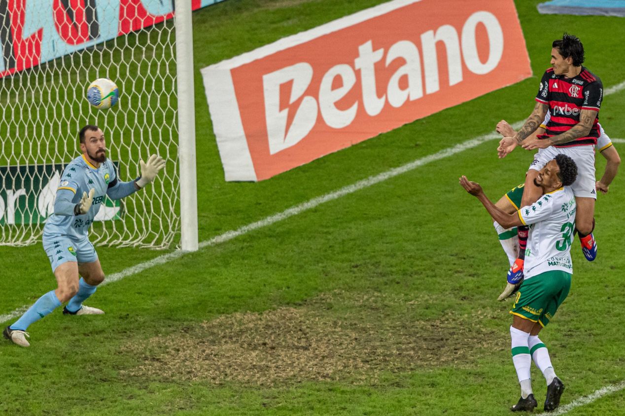 Pedro balança as redes do Cuiabá, no Estádio do Maracanã, pela Série A do Campeonato Brasileiro