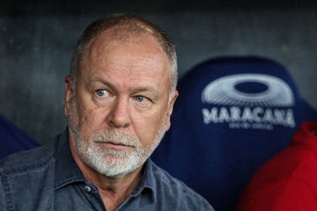 O presidente Mario Bittencourt ainda define detalhes da saída de Mano Menezes do comando técnico do Fluminense