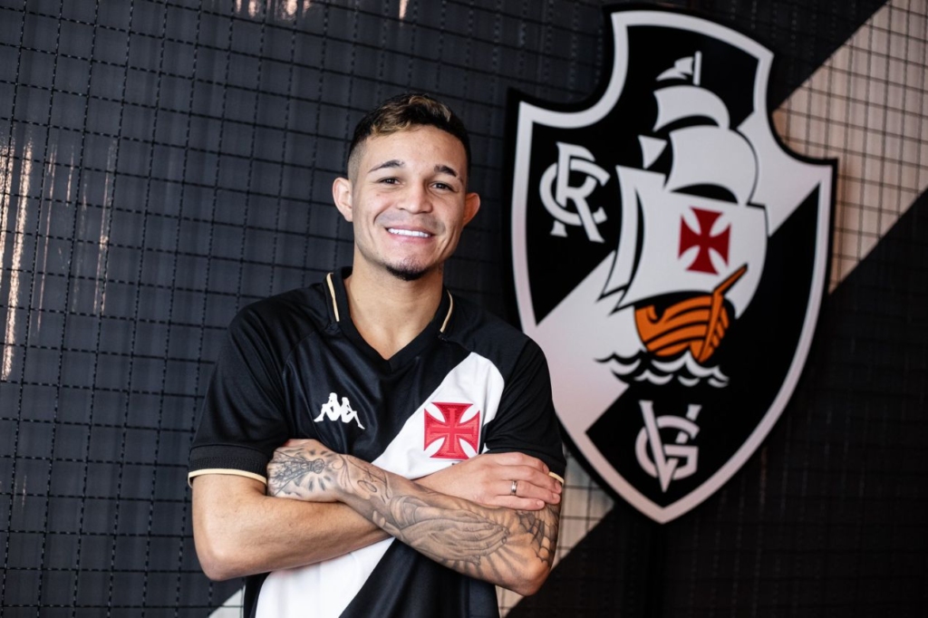 Vasco recebe proposta de empréstimo pelo atacante Adson