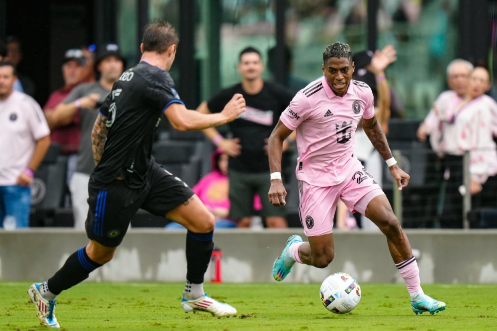 Emerson Rodríguez tem data e hora marcada para desembarcar no RJ e assinar com o Vasco