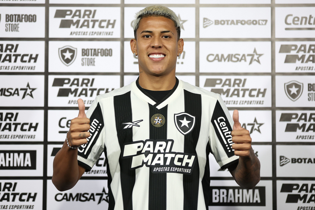Matheus Martins foi apresentado pelo Botafogo