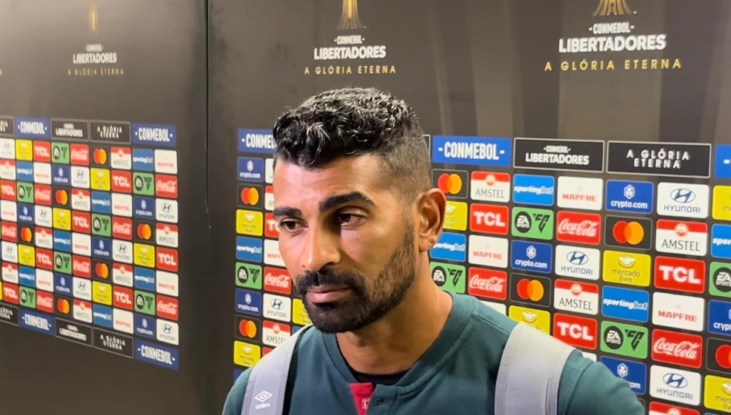 Zagueiro Thiago Santos em entrevista na zona mista do Maracanã, após classificação na Copa Libertadores da América