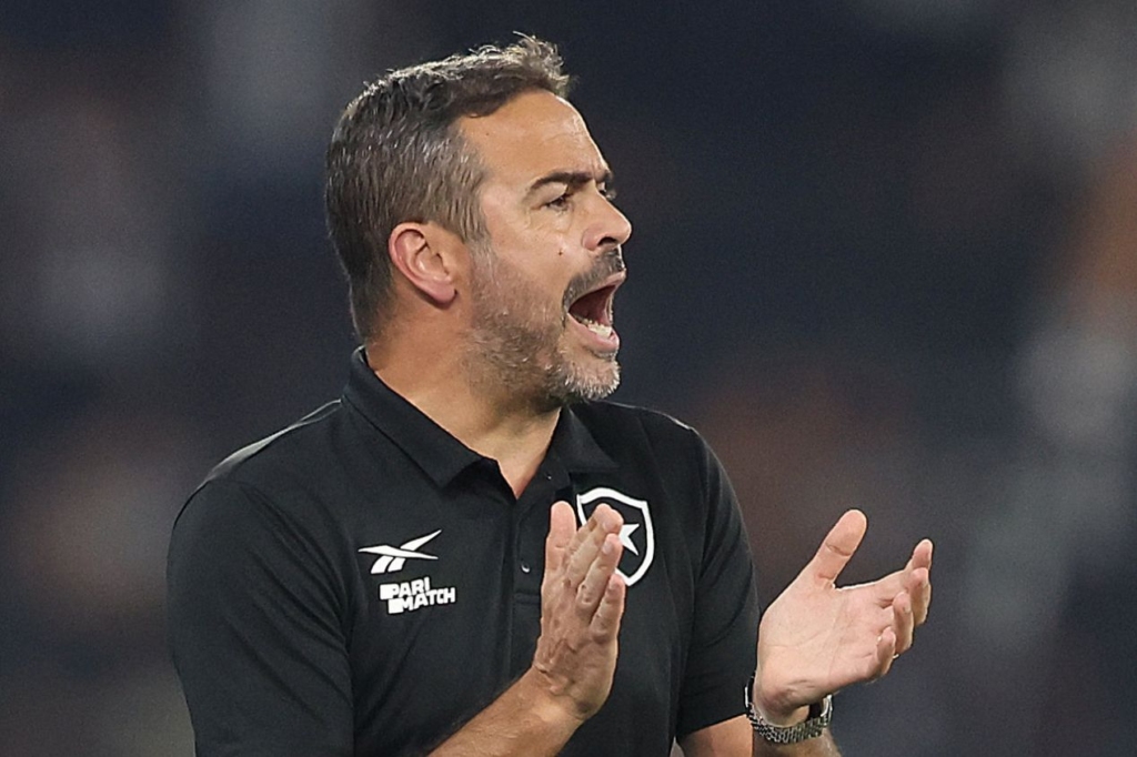 Artur Jorge pede que o Botafogo esqueça o Palmeiras na reta final do Campeonato Brasileiro