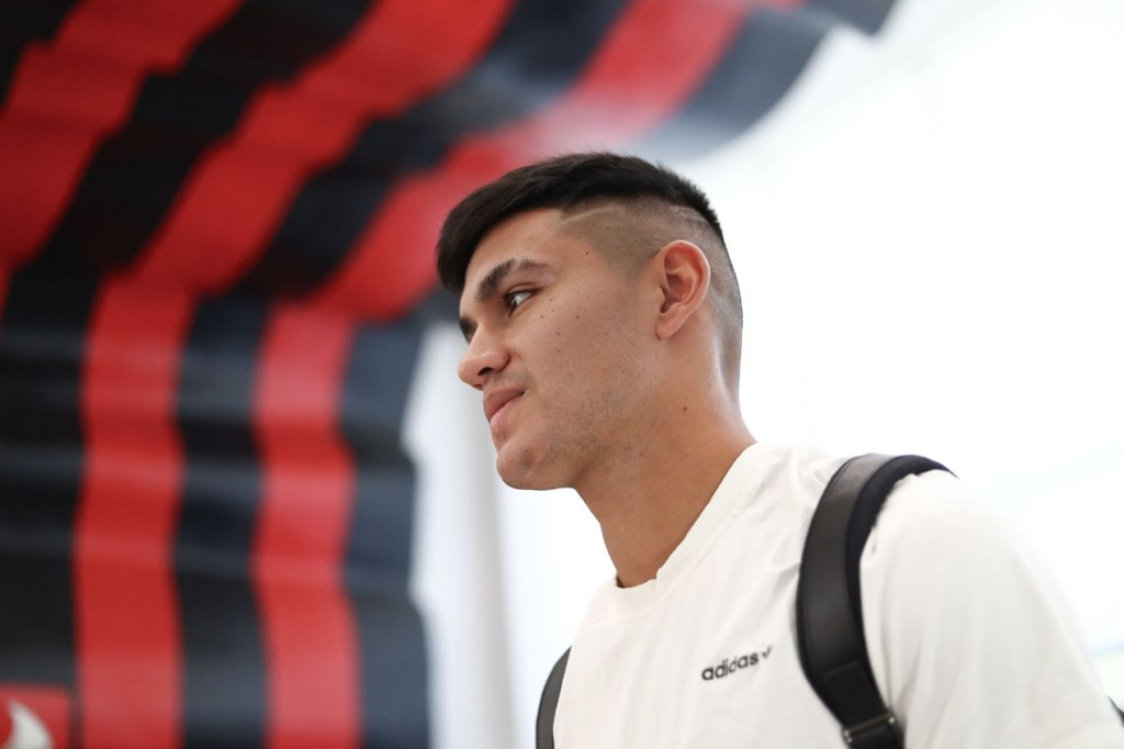 Carlos Alcaraz no Flamengo: relembre o desempenho do meia no futebol europeu