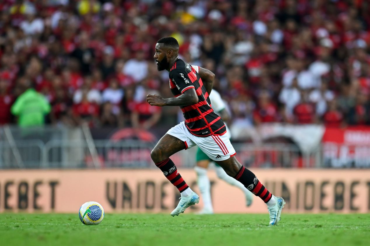 Gerson sente dor no joelho contra o Bolívar e vira mais um problema no Flamengo