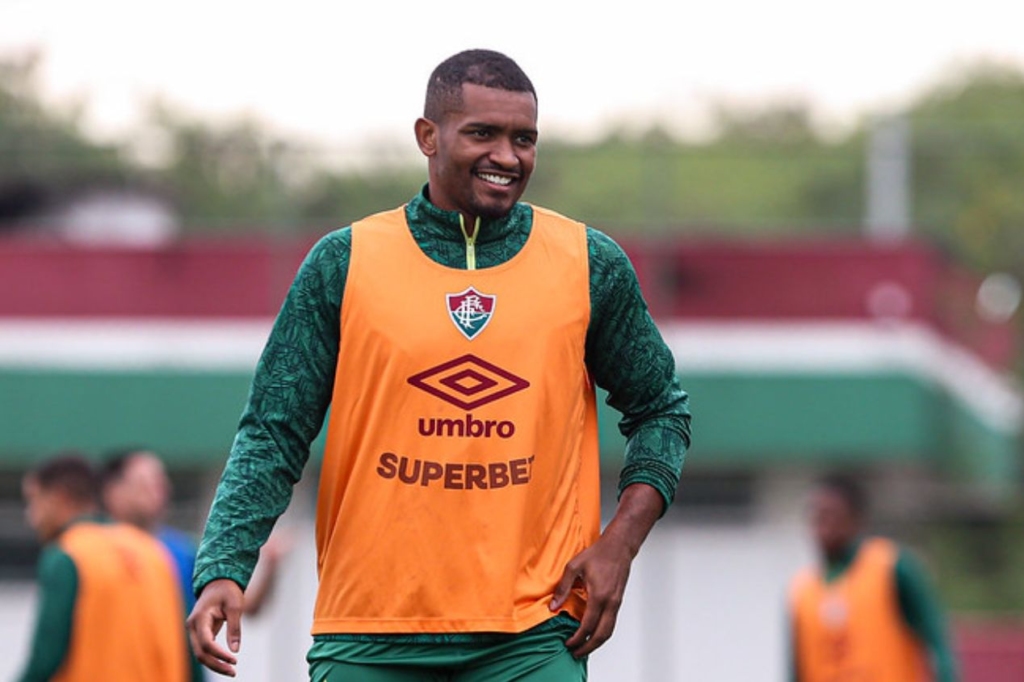 Athletico sonda ex-zagueiro do Fluminense e desiste rapidamente de abrir negociação