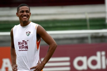 Clube do Azerbaijão acerta com zagueiro revelado pelo Fluminense