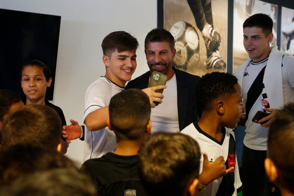 Pedrinho está reformulando elenco do Vasco. Dirigente faz econômica milionária que pode ajudar o clube na busca por reforços