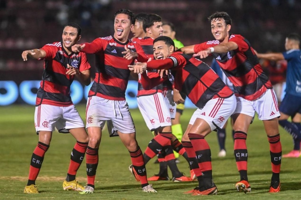 Weliton teve passagem com títulos pela base do Flamengo. No entanto, jovem centroavante não teve grandes oportunidades no elenco principal