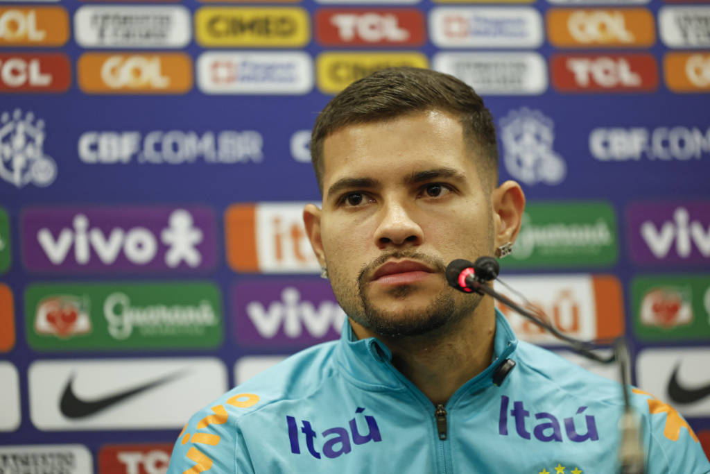 O volante Bruno Guimarães concedeu entrevista coletiva na véspera do duelo contra o Equador pelas Eliminatórias da Copa do Mundo