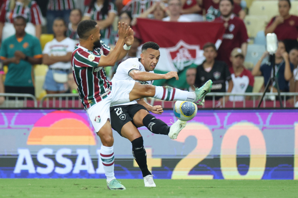 Marçal durante o clássico com o Fluminense
