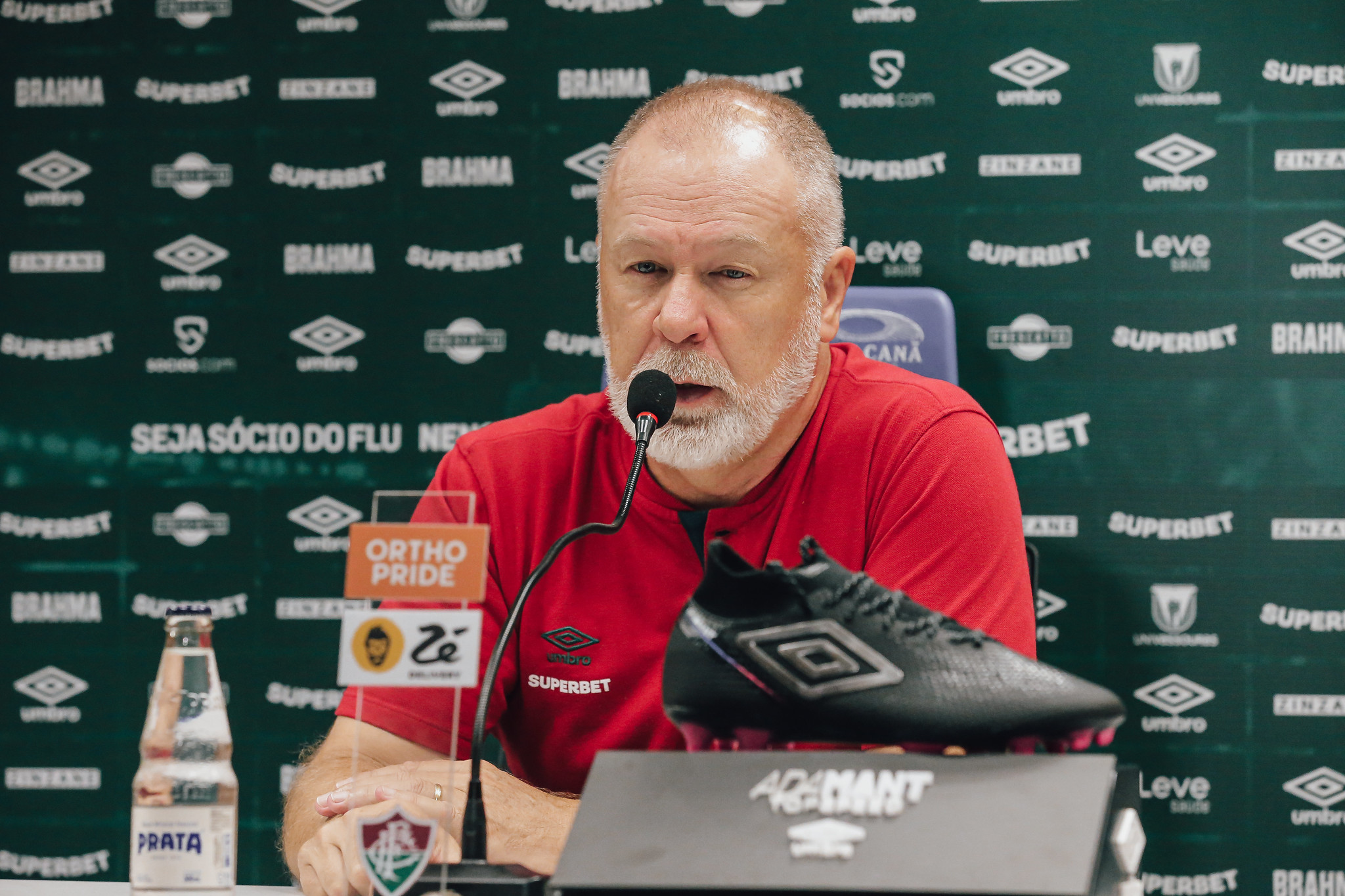 O técnico Mano Menezes concedeu entrevista coletiva após o clássico entre Fluminense e Botafogo