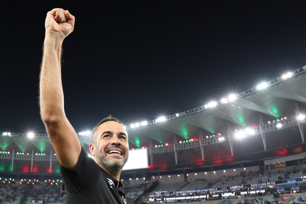 Artur Jorge elogia desempenho do Botafogo na vitória no clássico contra o Fluminense