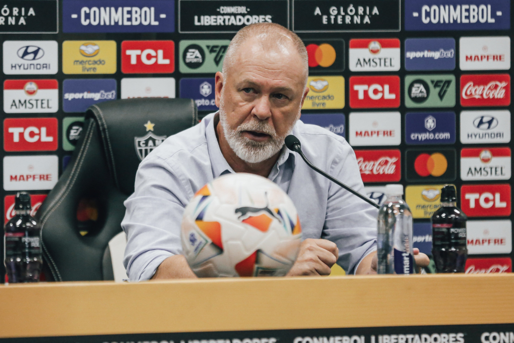 Mano Menezes em entrevista coletiva, após eliminação na Copa Libertadores