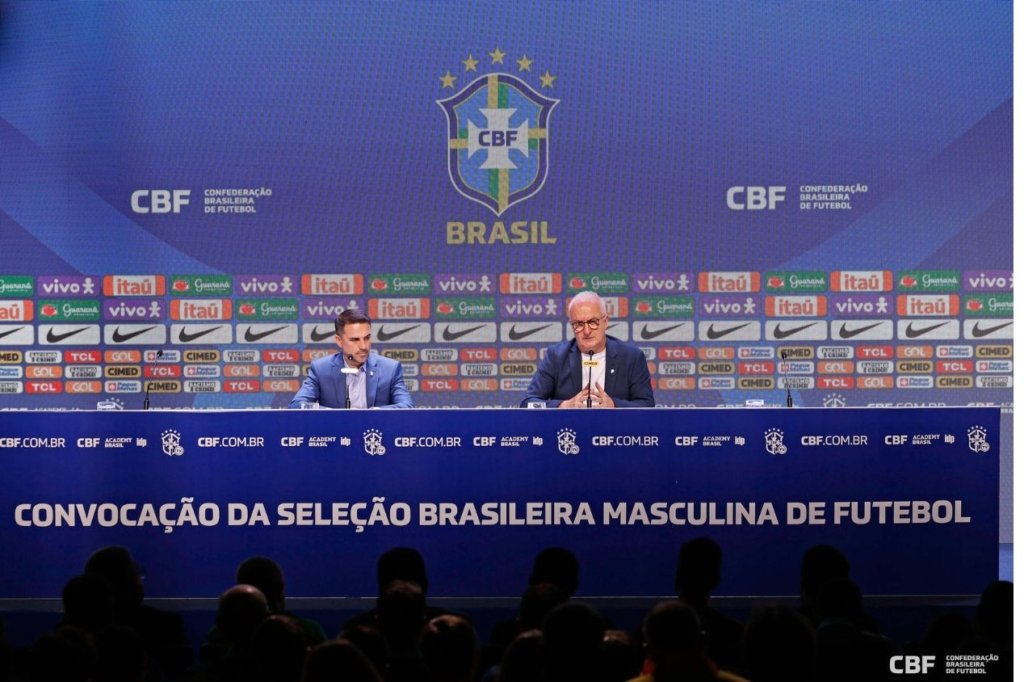 Ao lado de Rodrigo Caetano, Dorival Jr. participa de coletiva após convocação para os jogos das Eliminatórias da Copa do Mundo