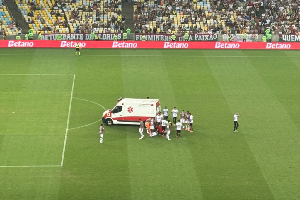 Nonato deixa o gramado de ambulância