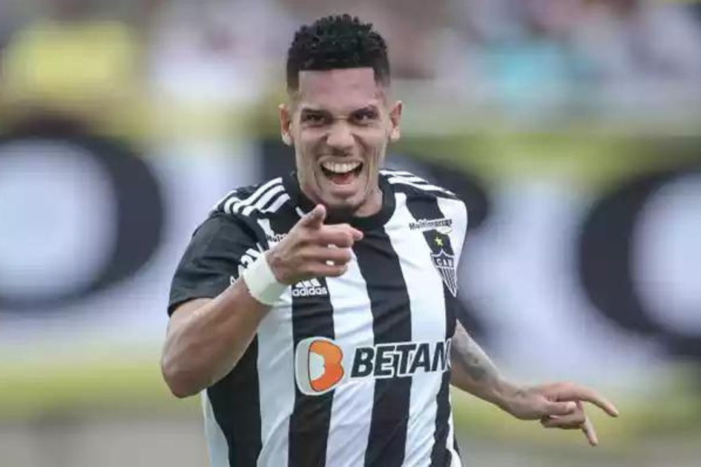 Formado na base do Vasco, Paulinho defendeu o Atlético-MG nas duas últimas temporadas