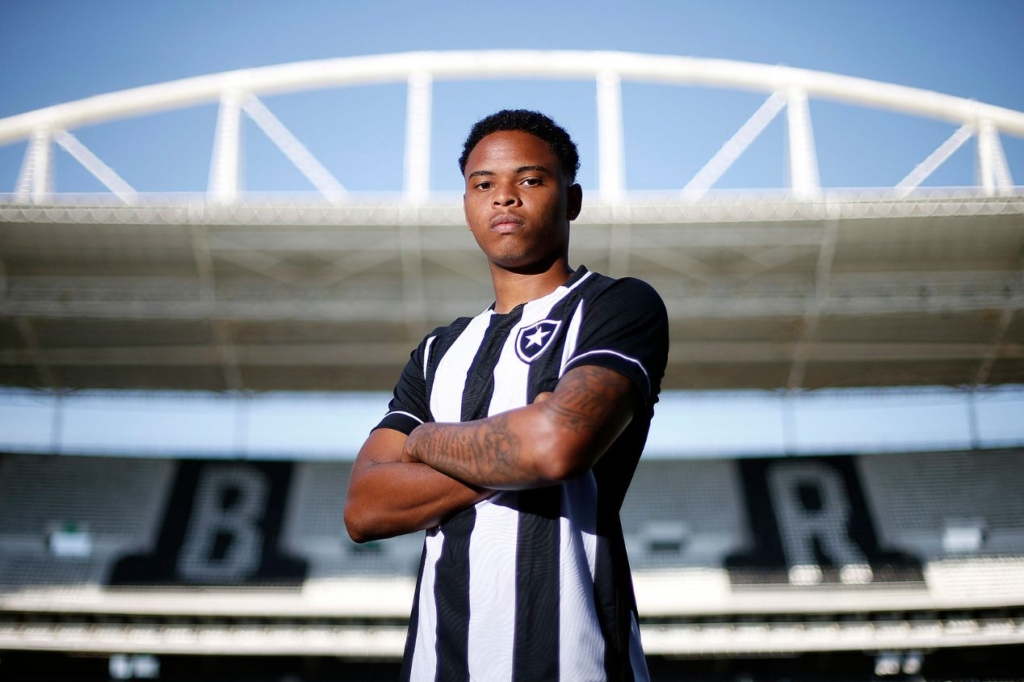 Botafogo vai manter percentual de Lucas Mezenga em ida para os Emirados Árabes